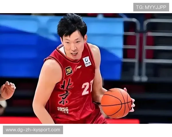 周琦抢断暴扣，新疆防守如铁墙：场上防守哲学的光影瞬间